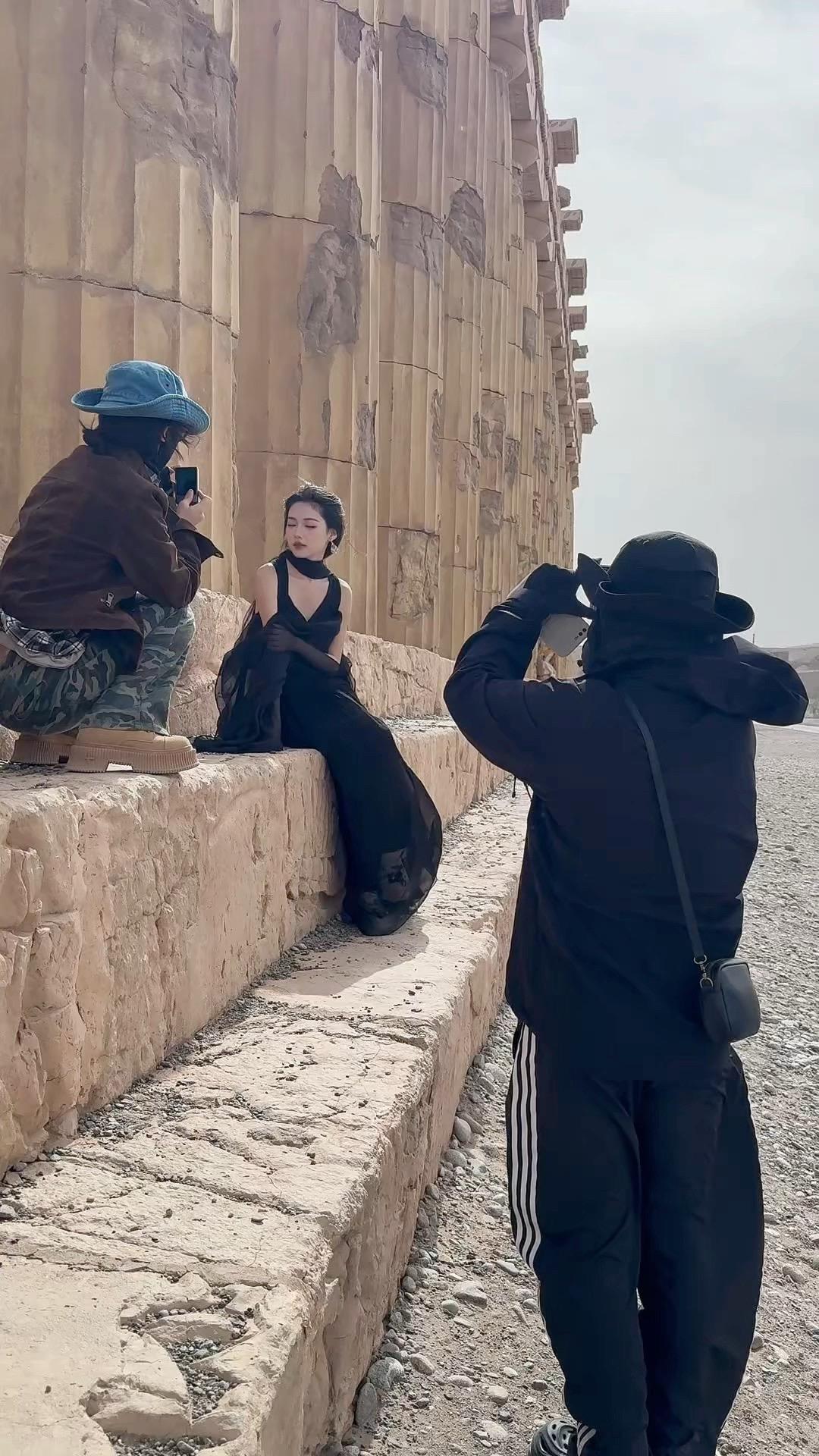 别人看我在沙漠里吹冷风，其实我在拍神图 🤳😜