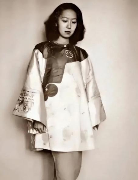 1956年，吃下堕胎药的张爱玲，在床上疼的直打滚。突然，孩子掉下来，她长舒一口气