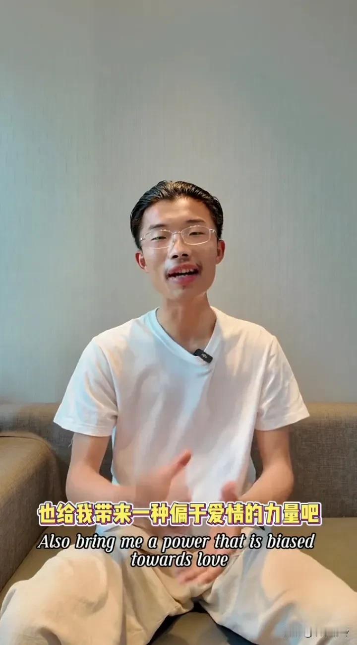 “郭有才越看越像日本人”，有网友表示认可，并进一步指出他像日本翻译官，而其他网友