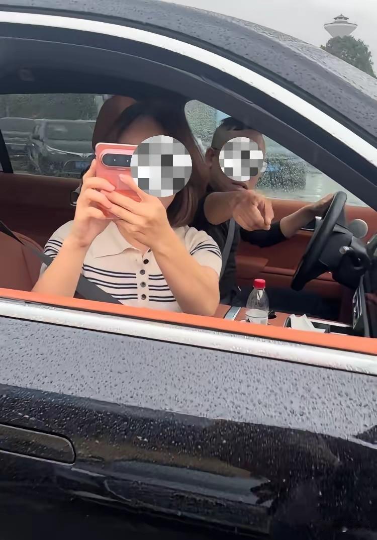 国庆高速充电遇插队，这操作我是真看傻了‌，好不容易轮到我，结果一辆车从旁边窜出来