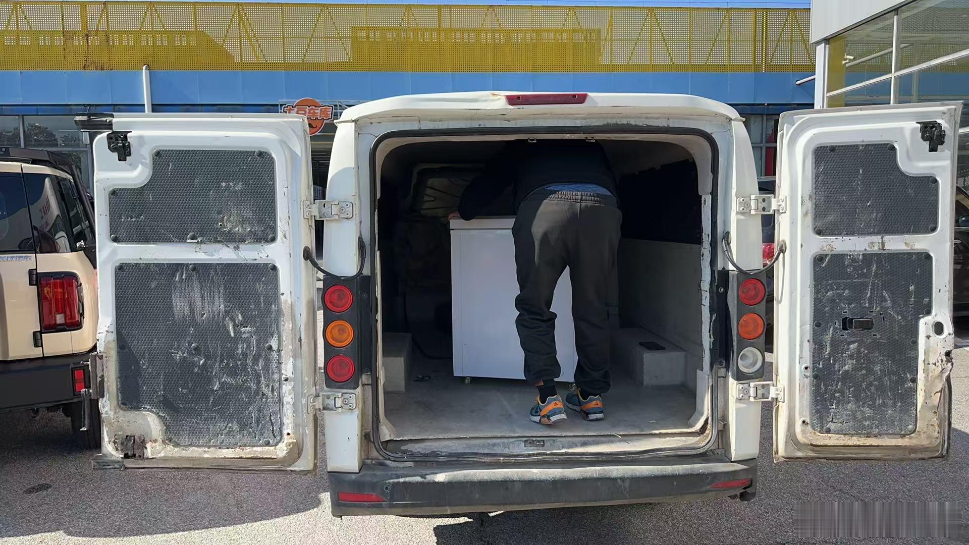 买了一个冰柜以后钓的鱼 翘嘴 鲫鱼我全部装进去 分享给你们只要来店里 我就酷酷送