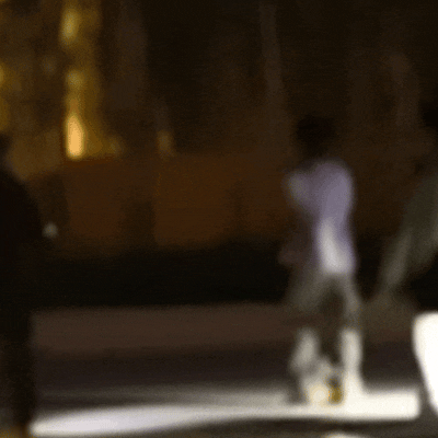 wdfk 这俩人脱离大部队贴着一起往前走了  也不管后面的人了吗 你俩真的谈上了