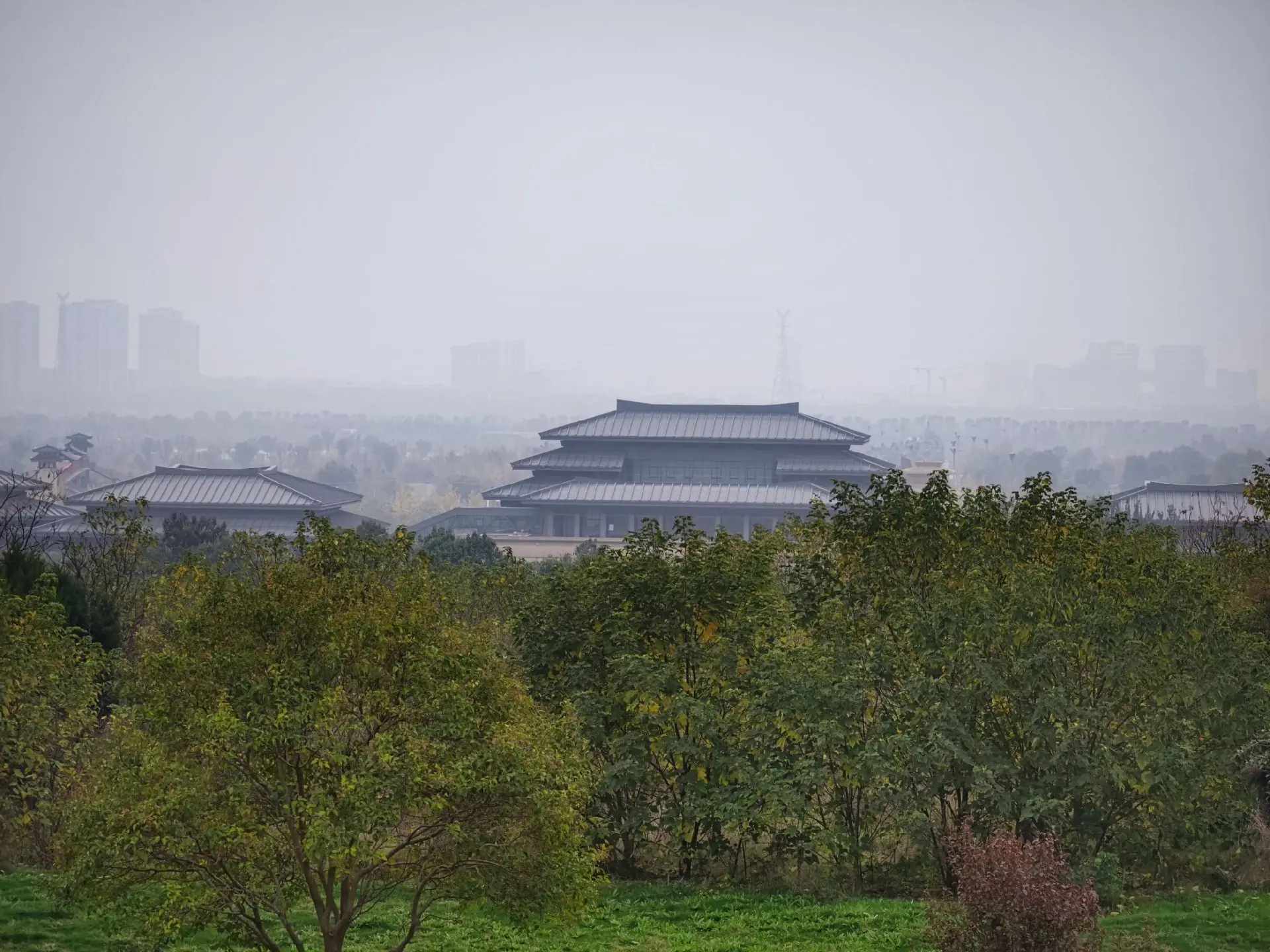 中华第一帝都秦咸阳城遗址。秦迁都咸阳后，咸阳宫一直是历代国君的大朝之地。秦始皇时在渭水南岸修筑新朝宫——阿房宫，就是想取代渭北的朝宫——“先王之宫廷”，这处作为王宫或皇宫使用的“宫廷”之名即“咸阳宫”。历代秦王和秦始皇接见各诸侯国使臣、贵宾，为皇帝祝寿举行盛大国宴，与群臣决定国家大事都在咸阳宫中进行。因此《三辅黄图》称咸阳宫“以则紫宫，象帝居”。秦末，项羽攻入咸阳，屠城纵火，咸阳宫大半夷为废墟。