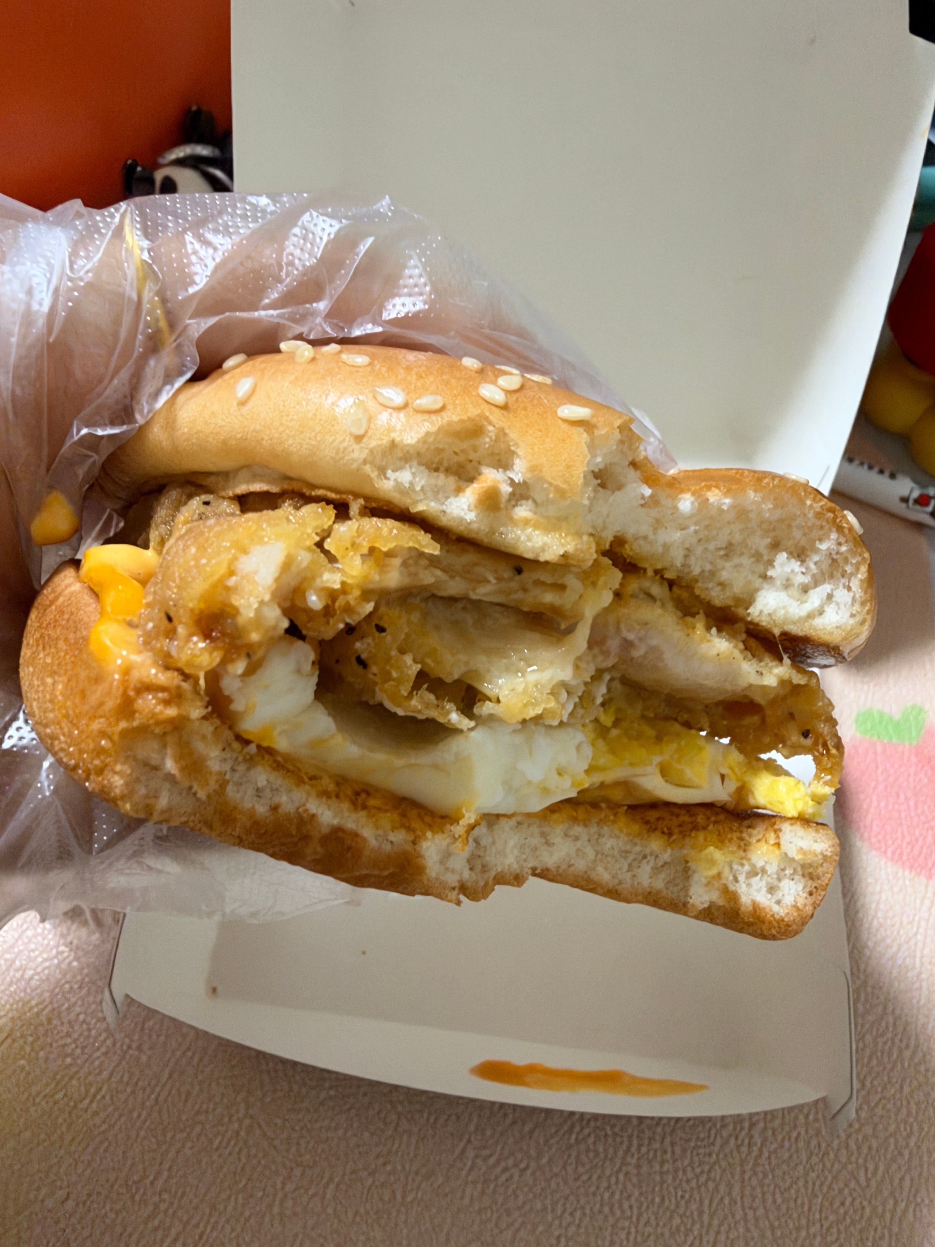 麦当劳新出的这个咸蛋黄鸡腿蛋月堡好好吃！薯条蘸冰激凌也是一如既往的美味🍟 ​​