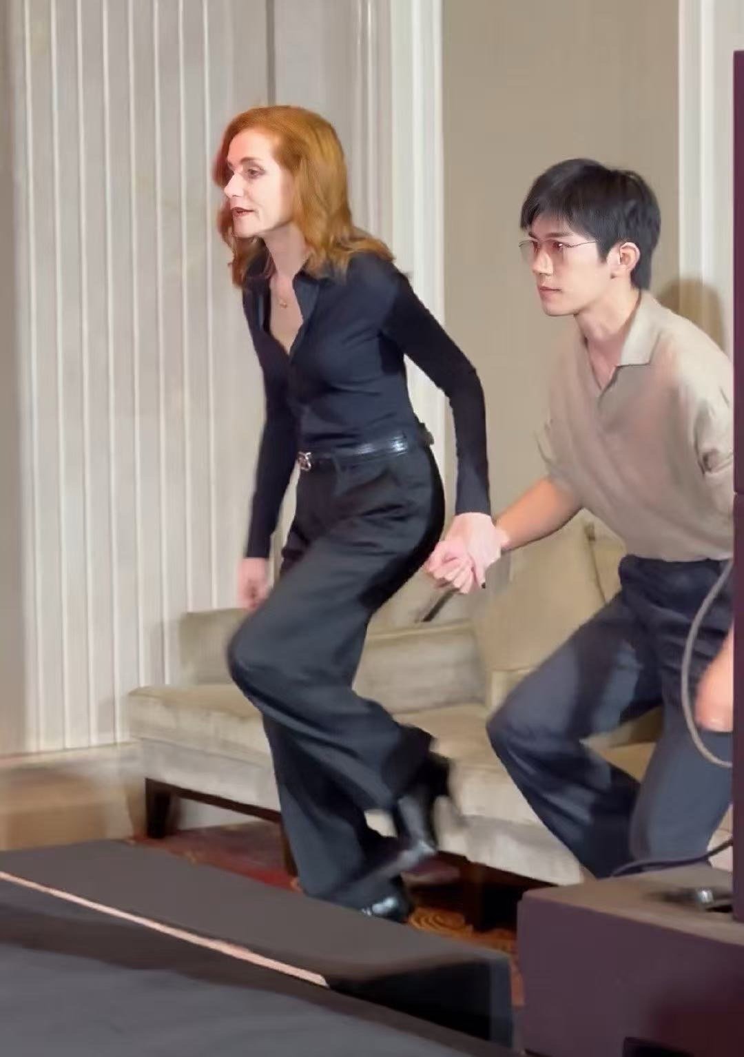 于佩尔扶易烊千玺手上台小易评委好绅士啊啊 ​​​