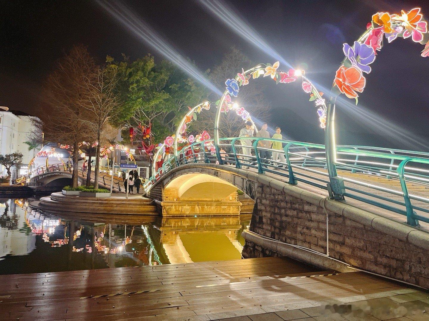 身边的年味  深圳年味  大梅沙的夜景，碰上新年表演，灯影流水间欢歌笑语，喜欢。