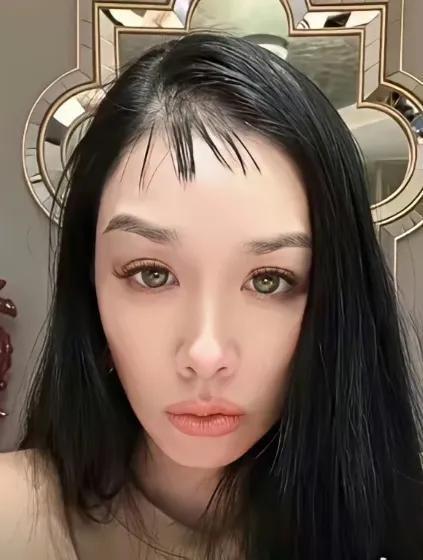 钟丽缇脸太大、太长，留这样的刘海不好看。
看了她的刘海，我想起小时候我妈给我姐铰