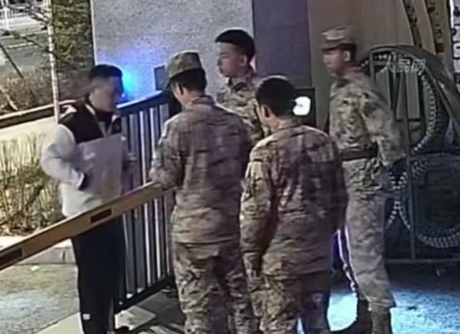 泪目了！黑龙江鹤岗，深夜一男子在武警支队营门外焦急徘徊，迟迟不肯离开，哨兵上前询