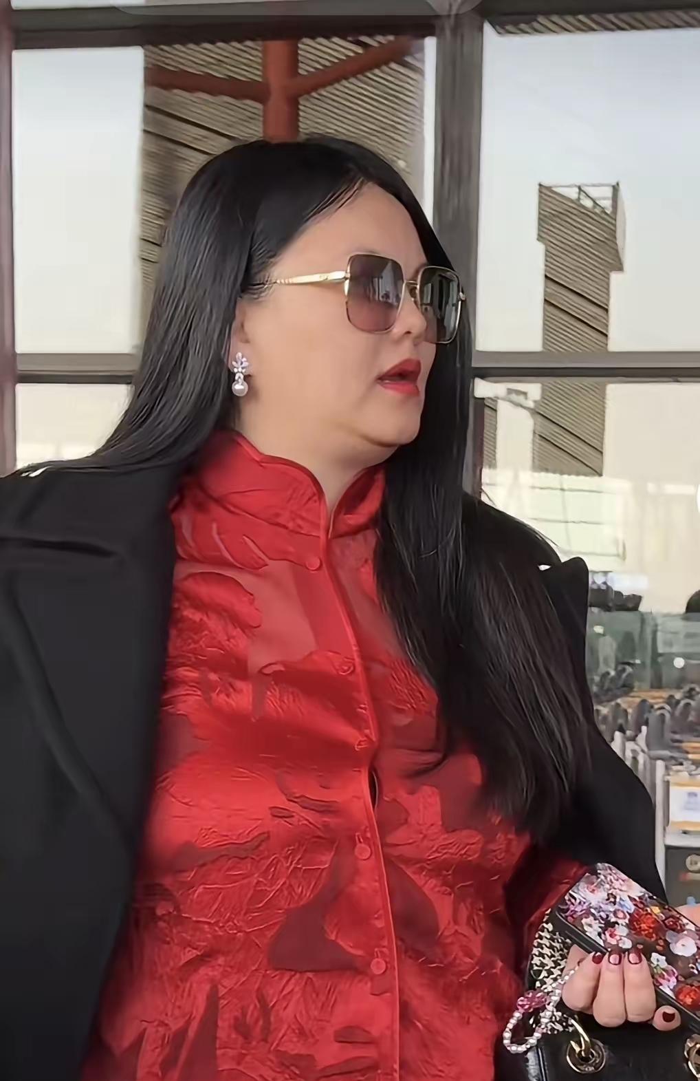 都觉得给孩子庆生
无非是买个蛋糕唱首歌
可有人偏要绕地球半圈
飞九千公里只为陪女