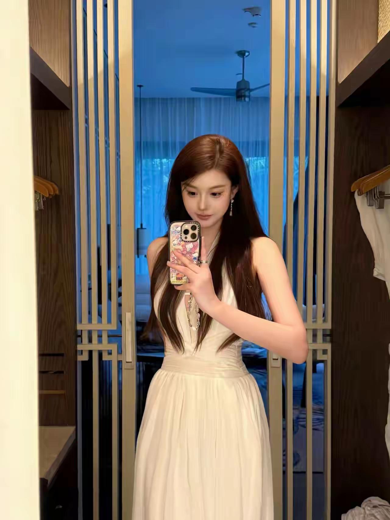 据说这是一位广东东莞的新入职的公务员的自拍🤳