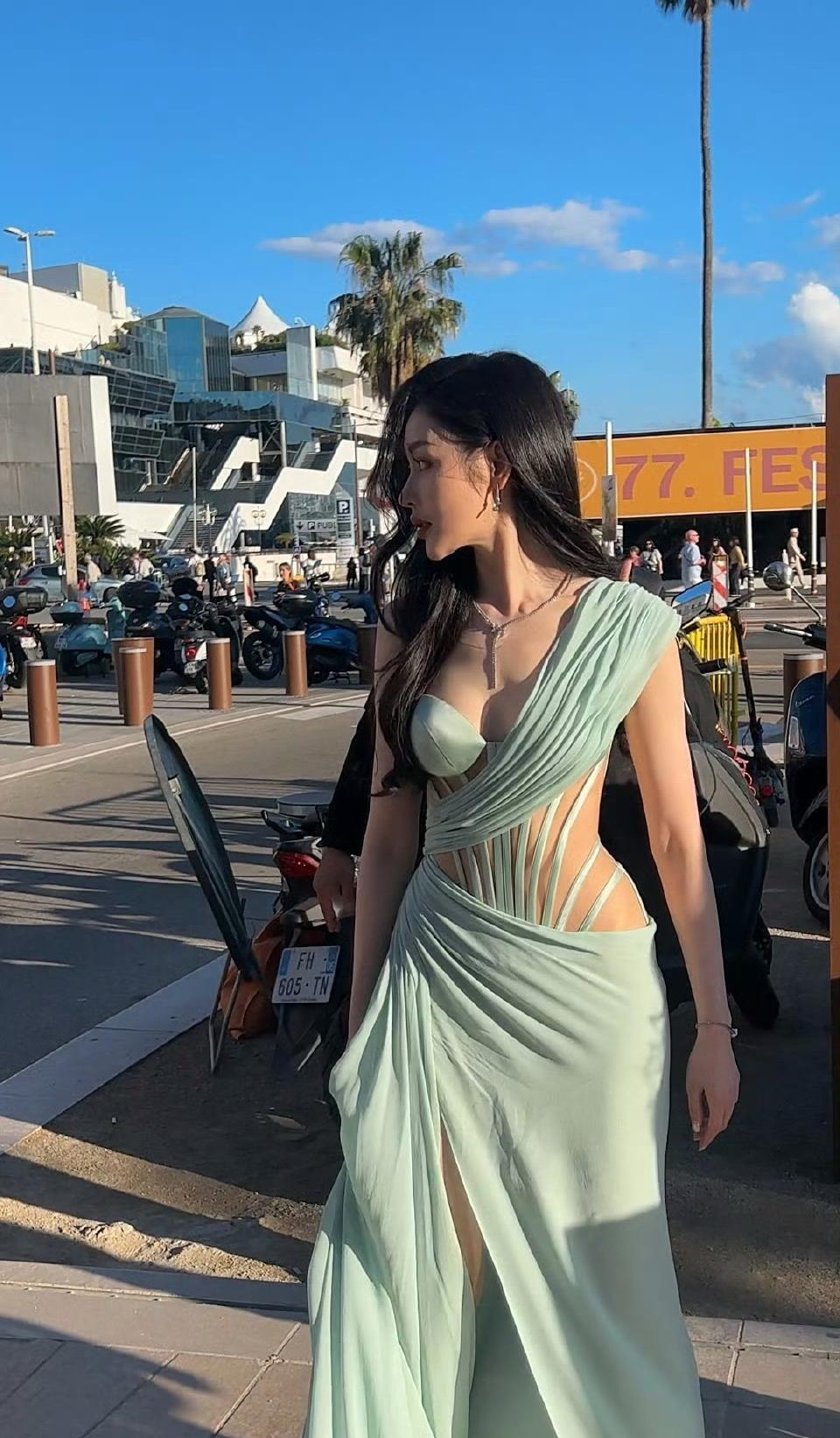 张天爱的礼服暗藏玄机，上半身做了很多处镂空设计，上身效果太性感了吧，就是这衣服一