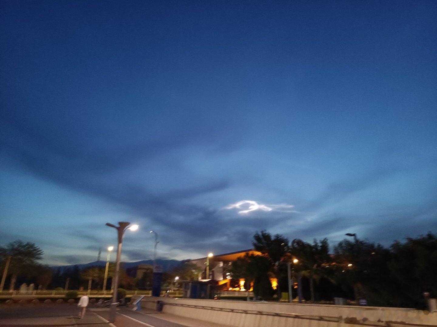 今晚的这个云彩有点不一样 