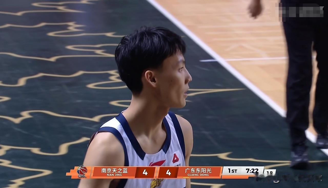 我对广东东阳光当家控卫徐杰真是赞不绝口！在今天广东东阳光客场挑战南京天之蓝的比赛