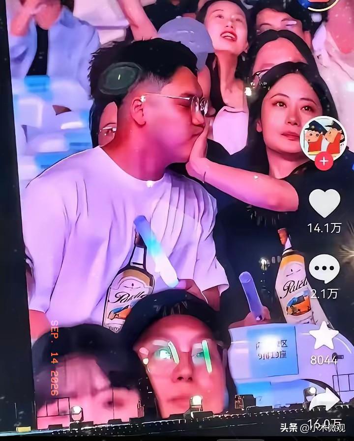 我有种很强烈的预感
萧敬腾演唱会上的女生嫁不出去了
不是丑，也不是没人馋她身子，