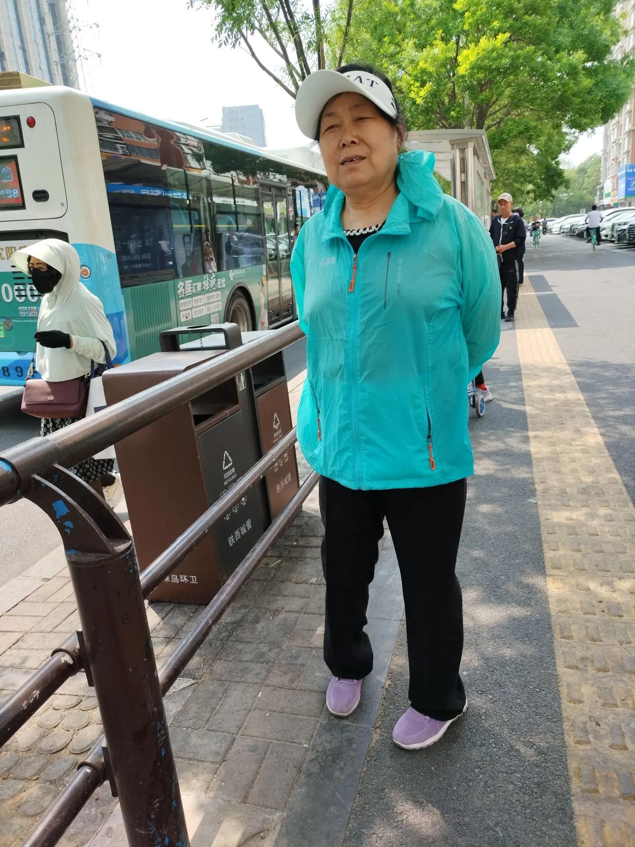 真不像70岁的人，老伴儿走在路上偷拍这三张远中近的照片。

穿的衣服虽然不时髦，