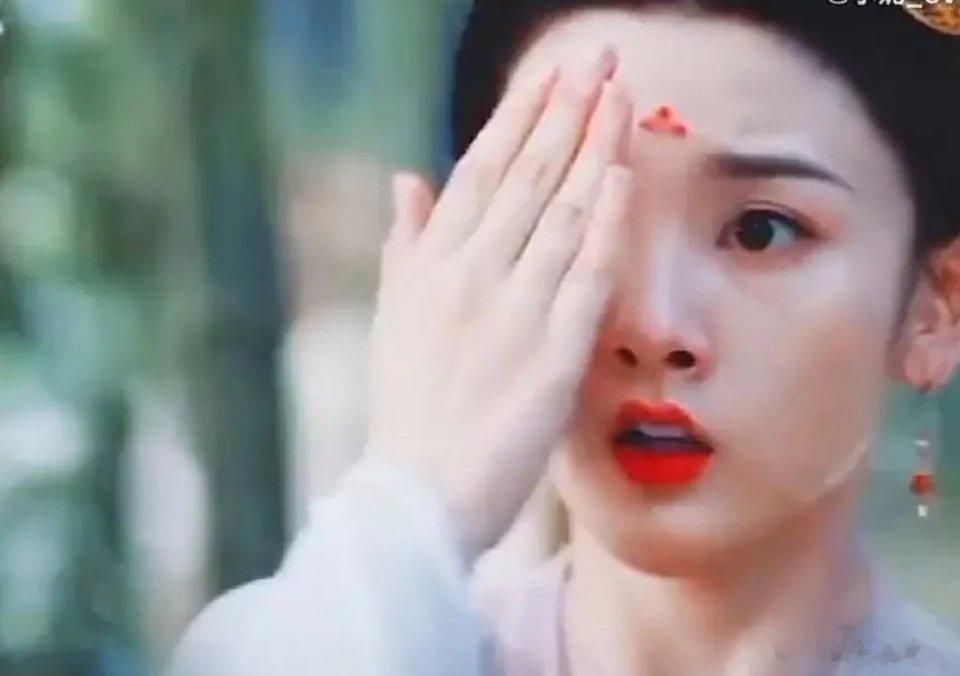 无忧渡女主设定是一只眼滴入了男主黑豹妖的🩸，那只眼能看见妖，所以才捂住另外一只