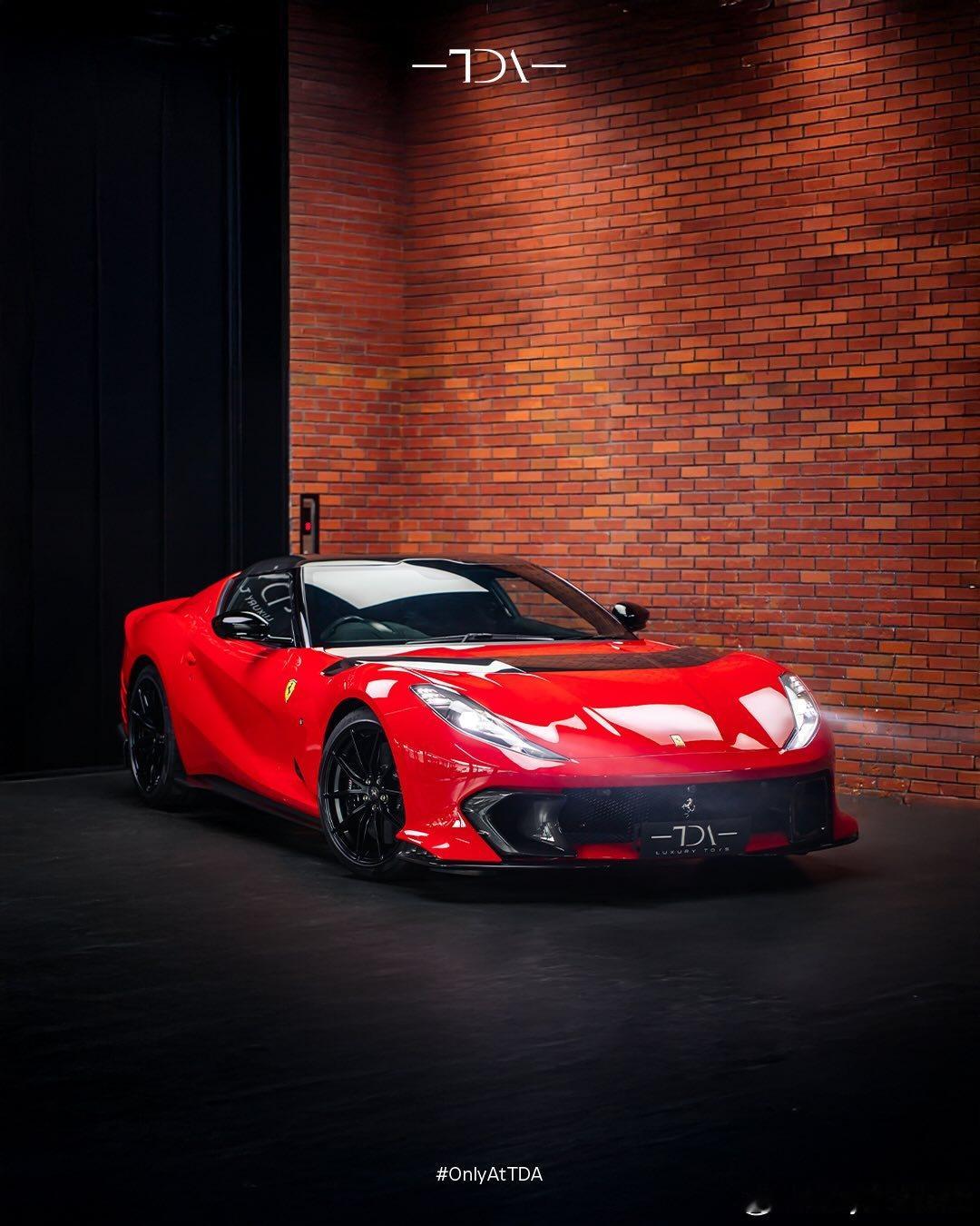 外观配色为Rosso Scuderia，没有选择赛车拉花，外观方面选配饿了哑光黑