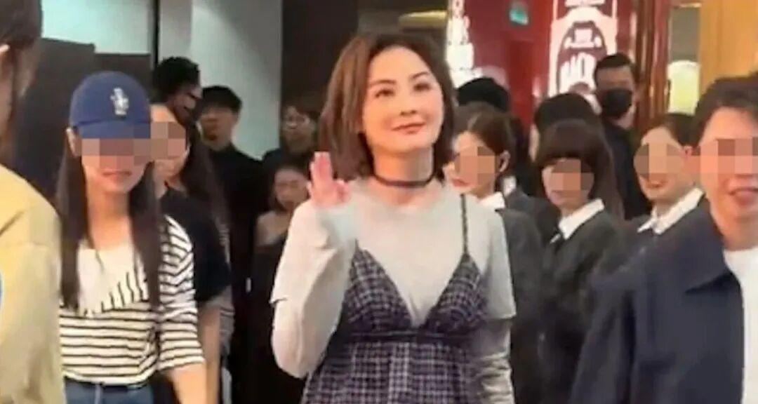 43岁蔡卓妍身形圆润似「孕味浓」，小腹微微隆起引怀孕热议。

43岁的蔡卓妍（阿