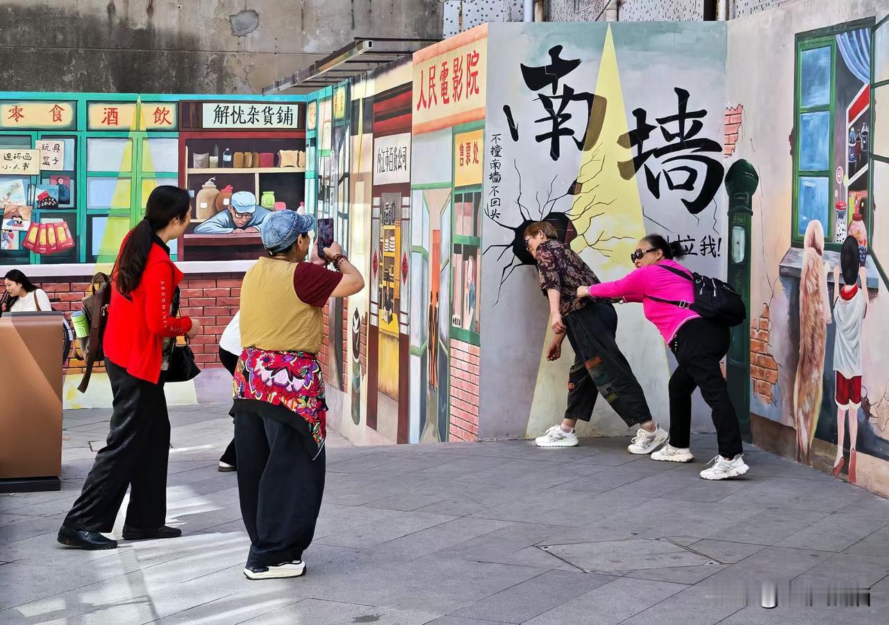《闲逛四方块》内江四方块开街以来，人们扶老携幼前来游览，拍照打卡作纪念。 令人感