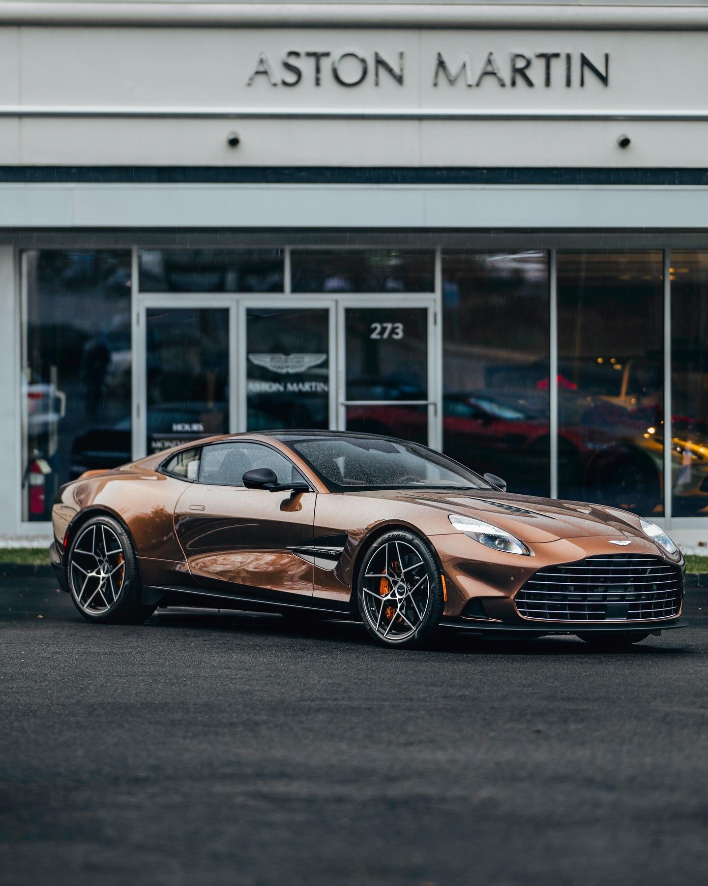 Aston Martin Vanquish 5.2 V12 