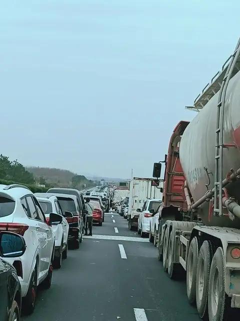 不是堵车——是四千万辆私家车，在中国地图上，用尾灯连成了一条会呼吸的河。

今晚