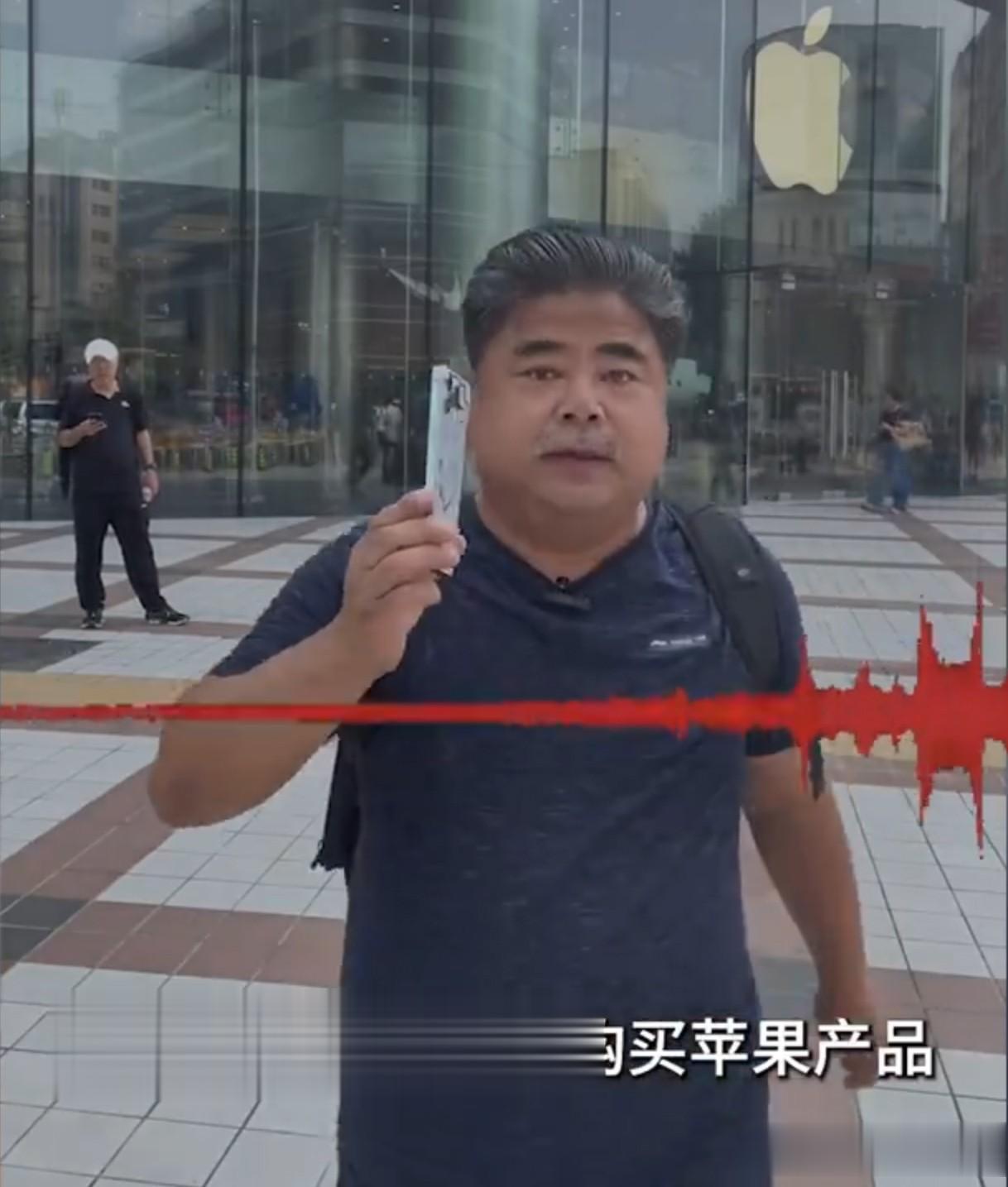 #苹果门店回应刘金怒摔iPhone# 其实苹果最主要的问题就是维修不透明，手机哪