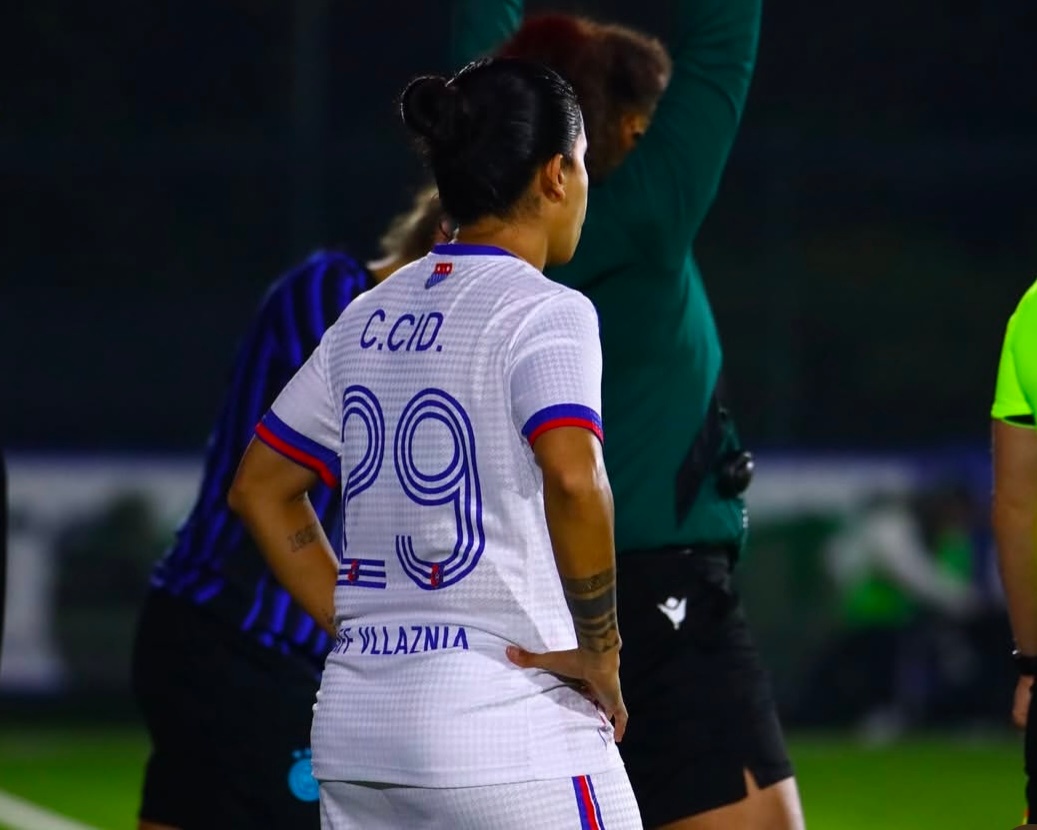 墨西哥女足球员Claudia Cid正在阿尔巴尼亚联赛踢球，近期遭遇了十字韧带撕