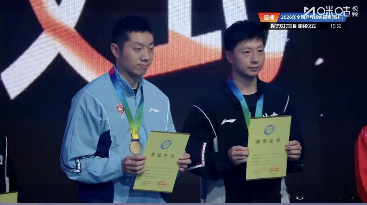 乒坛常青树，马龙/许昕组合站在了最高处！
      北京时间今晚，2026全国