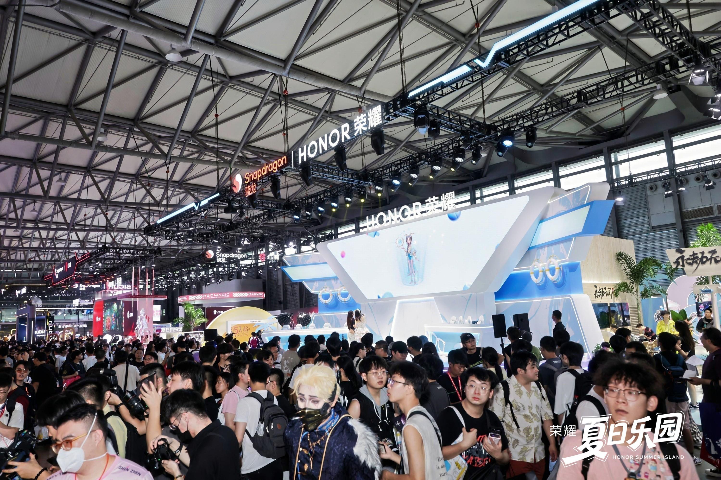 2025ChinaJoy，荣耀站台太热闹了，现场还玩起了打碟蹦迪，比较想知道的是