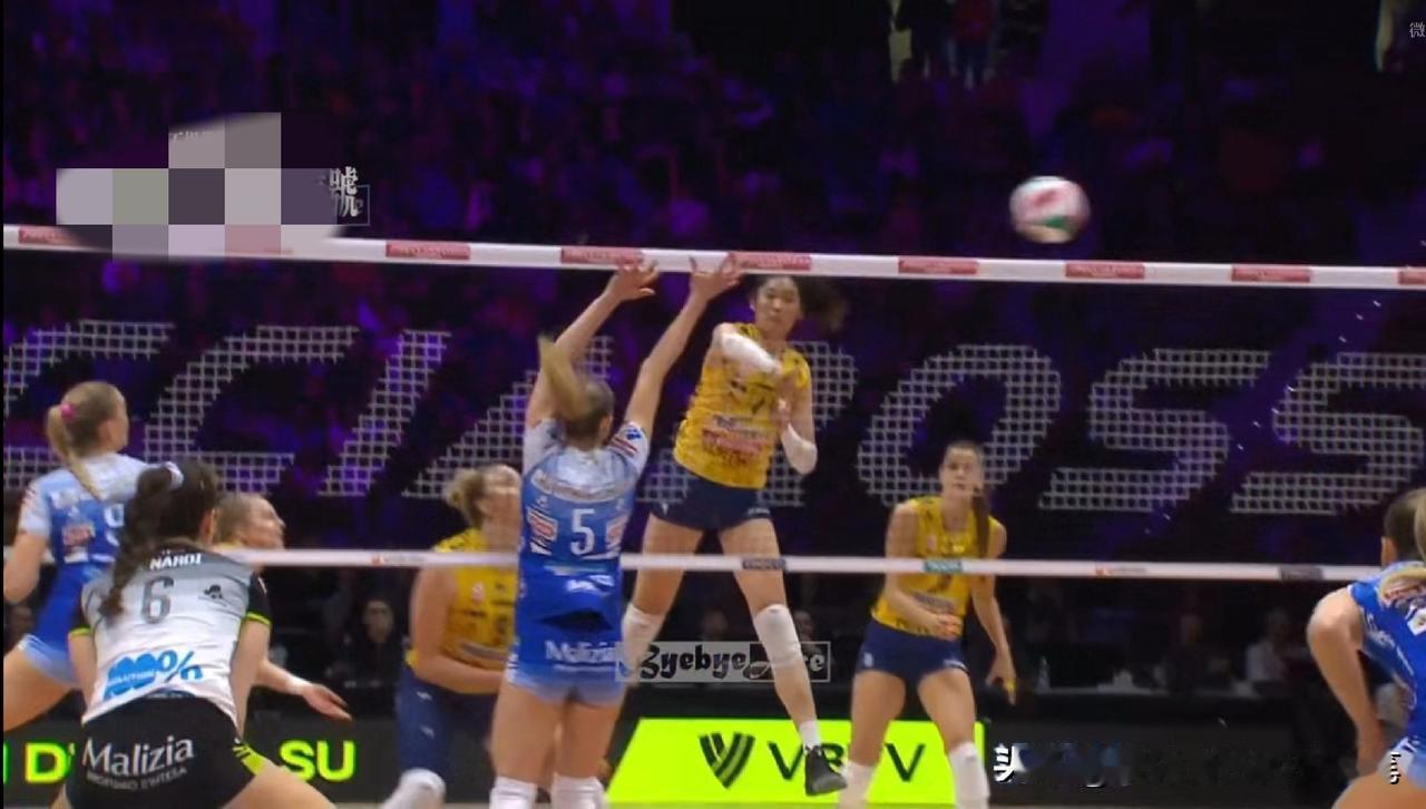 意大利杯，朱婷用后攻撕开诺瓦拉女排的防线[赞]
瞧，朱婷高高跃起，快速挥臂，倾尽