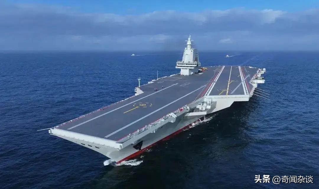 福建舰入列
中国三航母时代来了
 
今天刷到福建舰入列的新闻，手机屏幕都没舍得挪