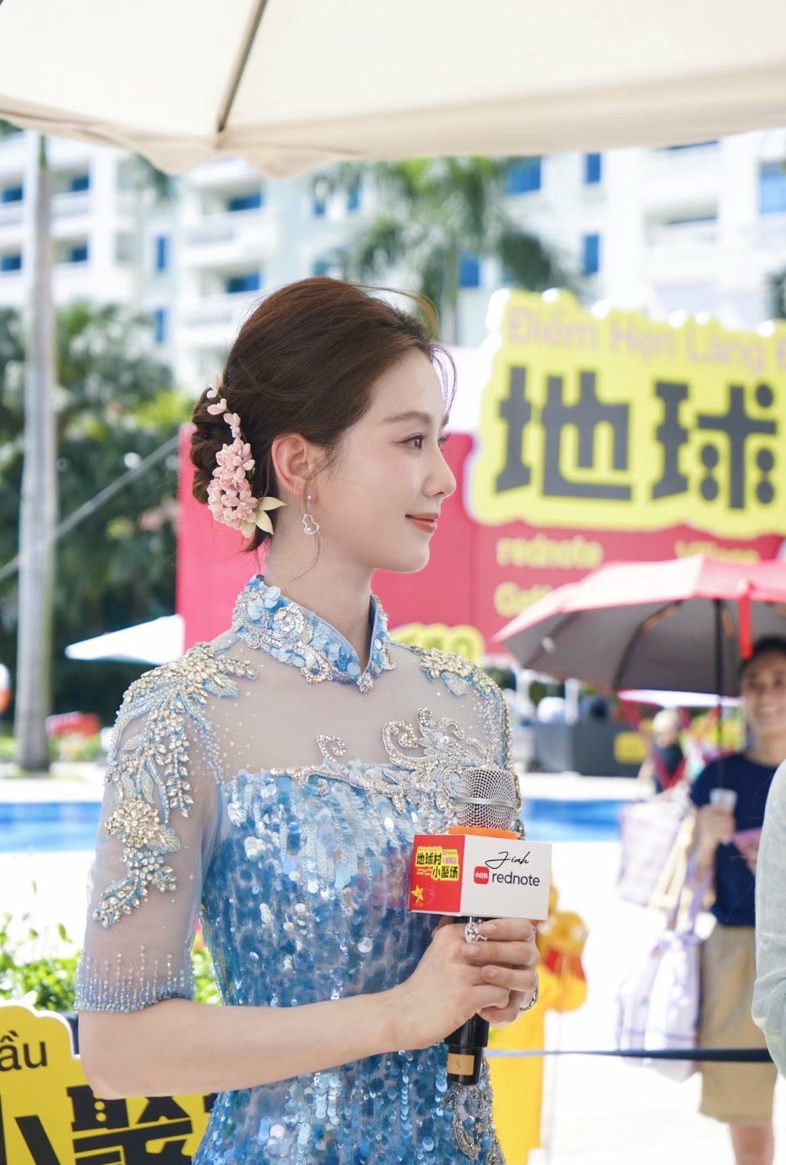 今天越南文化交流活动的刘诗诗🥹🥹🥹露额头大盘发反而更美就这样： 