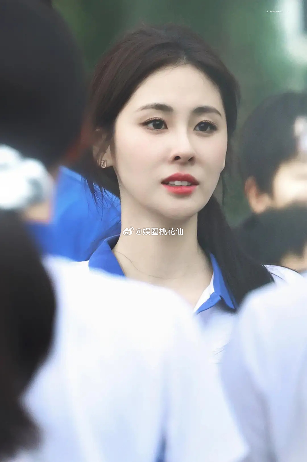 张碧晨在深圳录综艺时穿了套校服，一身青春气扑面而来，明媚得像晨光，漂亮又有活力，
