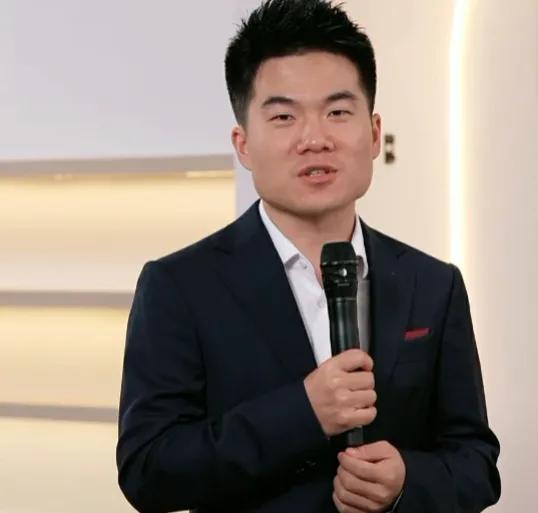 新工区首播第一个节目表演后，
小伙伴们是如何自信评价舞蹈效果的？
小贝拿着话筒说