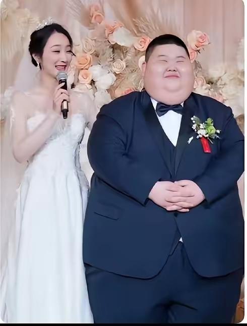 各得其所，相敬如宾！
有人说，这不是真爱，女的爱财，男的爱色，其实生活里，往往这