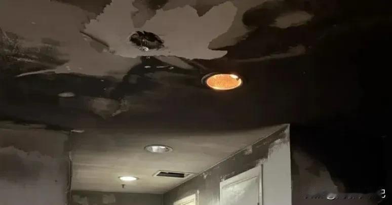 深夜养生变惊魂！小情侣拔火罐失手，半个出租屋烧成黑炭
 
深夜养生局秒变火场惊魂