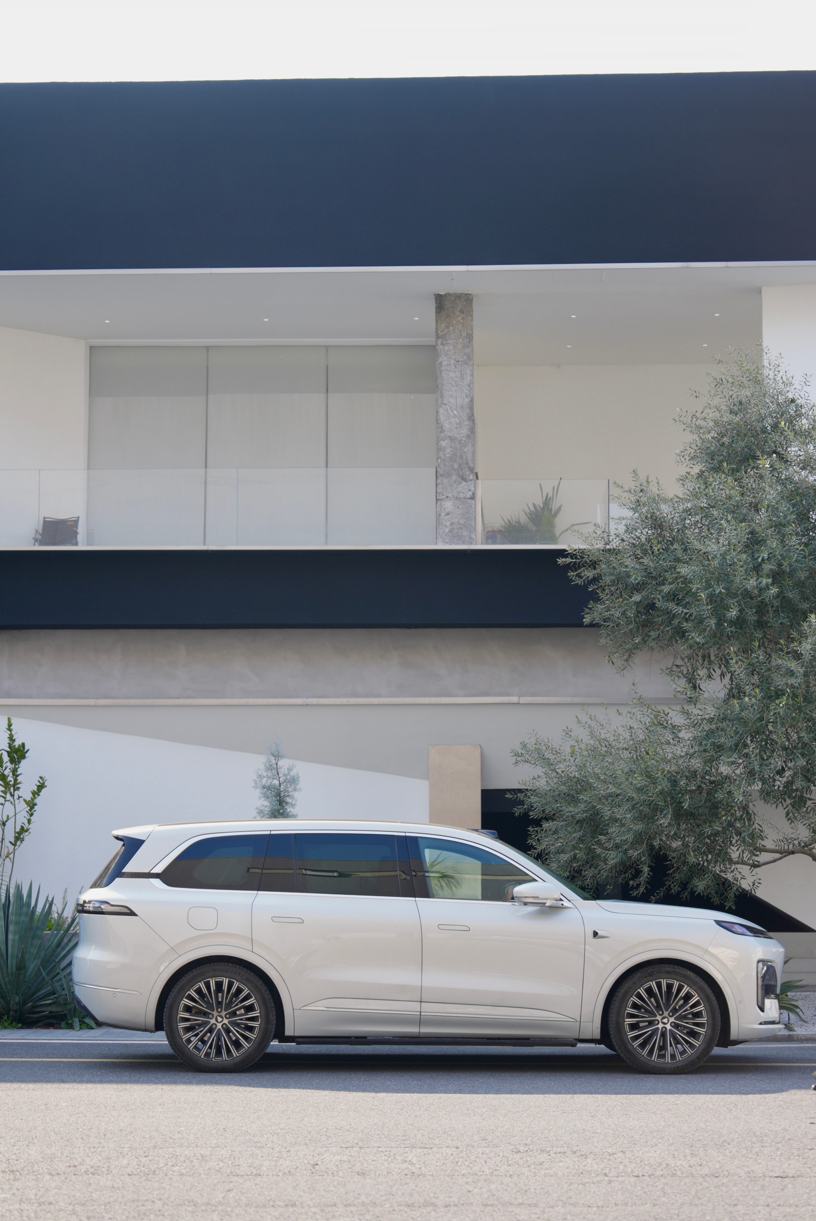 以前春节开车回老家，最怕开长途累到脚软以及在地库碰到窄车位被卡住动弹不得。但今年