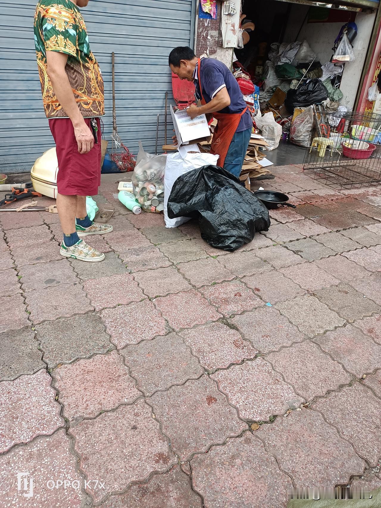 喂了猫的罐头瓶子
​洗衣液瓶子
​快递纸壳
​还有其它破铜烂铁
​卖了31块钱