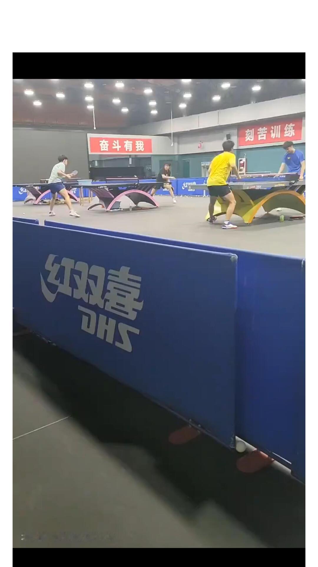 孩子太爱乒乓球台，打球上瘾，小白球的缘分越来越深，还有了兄弟情谊！
小林和大头，