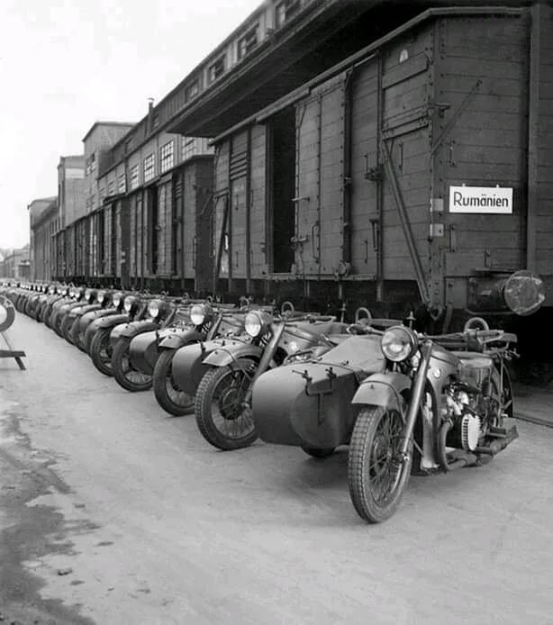 #岁月留影# BMW摩托车即将运往前线， 1941年。