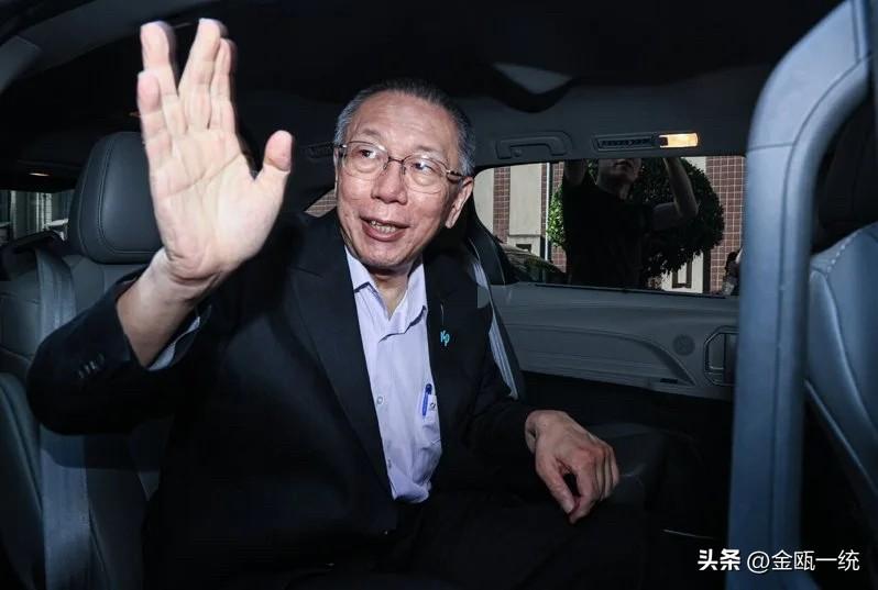 京华城案将宣判 柯文哲步出家门神情轻松

京华城案将在下午一审宣判，柯文哲约在上