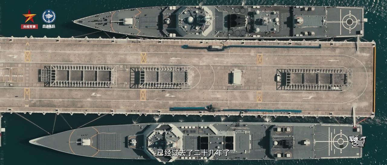 官方俯视画面，055型万吨大驱和052D型驱逐舰同框俯视图对比，两者大小尺寸、设