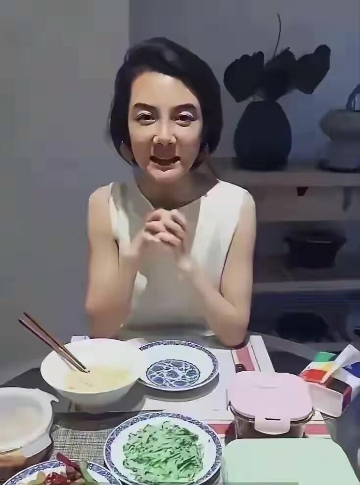 车晓年轻的时候是气质优雅，落落大方的美女一个，怎么现在才40多岁就呈现断崖式的衰