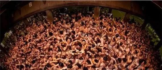 日本冈山的“裸祭”又出事了。上万名只穿着一条兜裆布的男人挤在一个寺庙院子里，黑灯