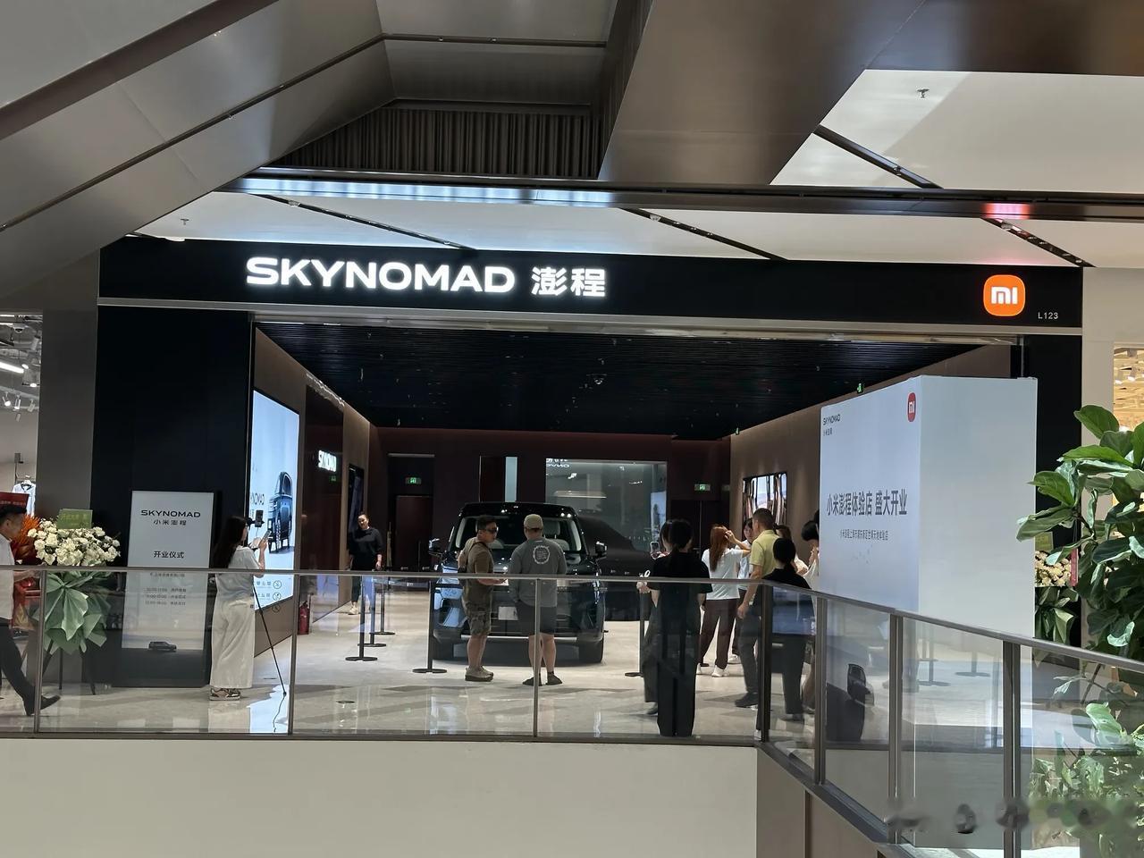 上海万象天地这里开了一家小米澎程体验店，看来小米澎程可能会和小米 SU7、YU7
