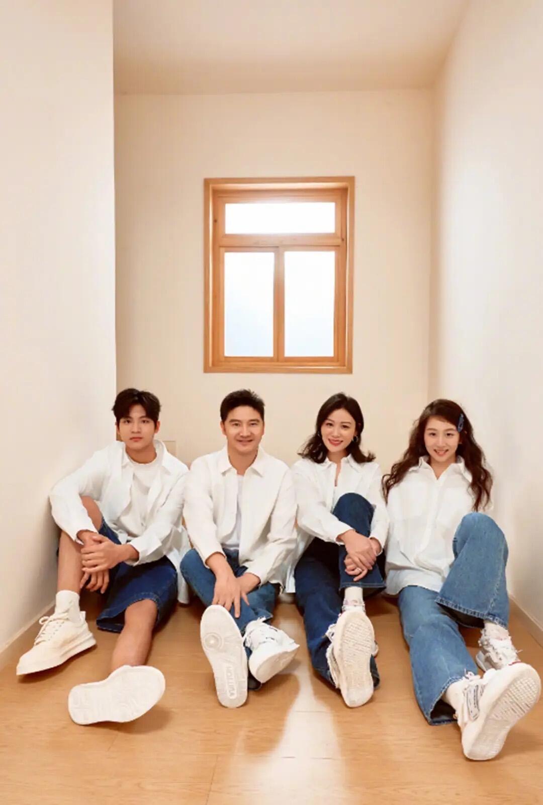 田亮大年初一晒全家福，与叶一茜亲吻，森碟烫头发化妆成颜值担当！ 