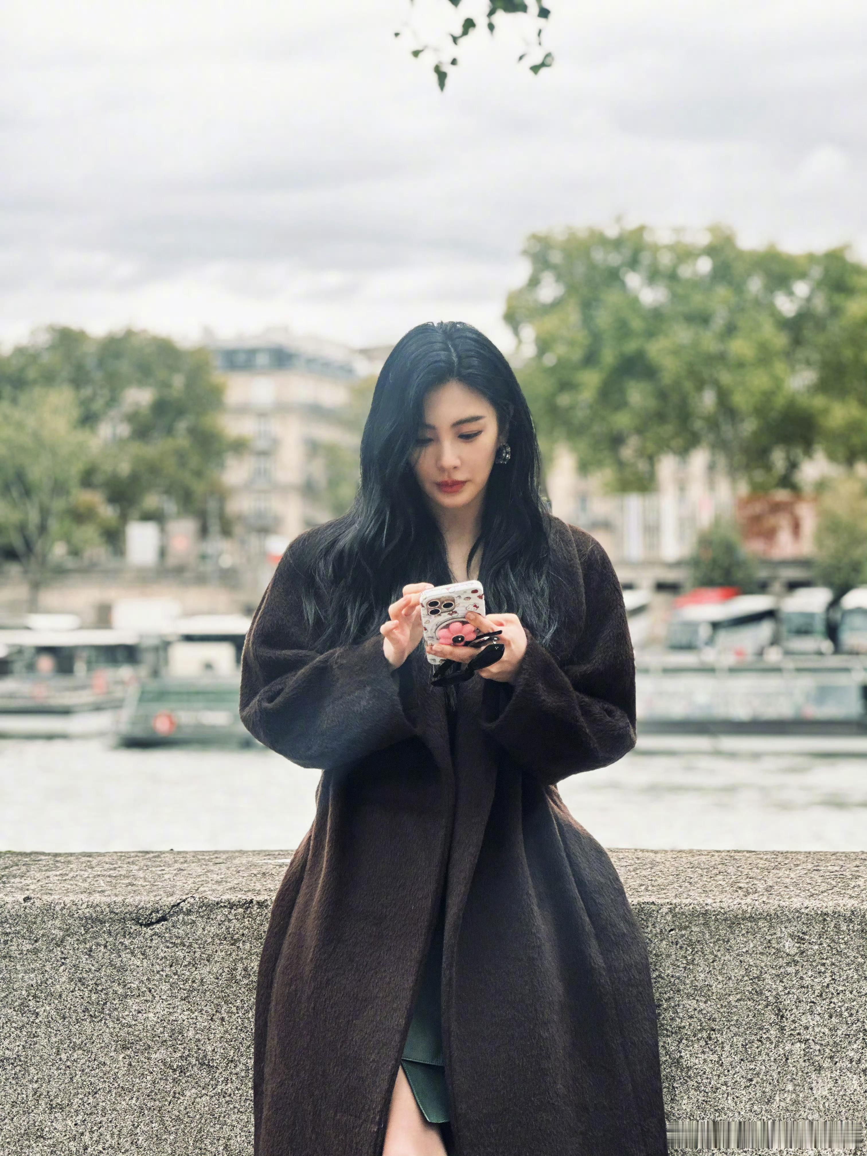 看了张雨绮巴黎造型排队人更多了 现在去巴黎排队还来得及吗，高智感姐姐杀我[送花花