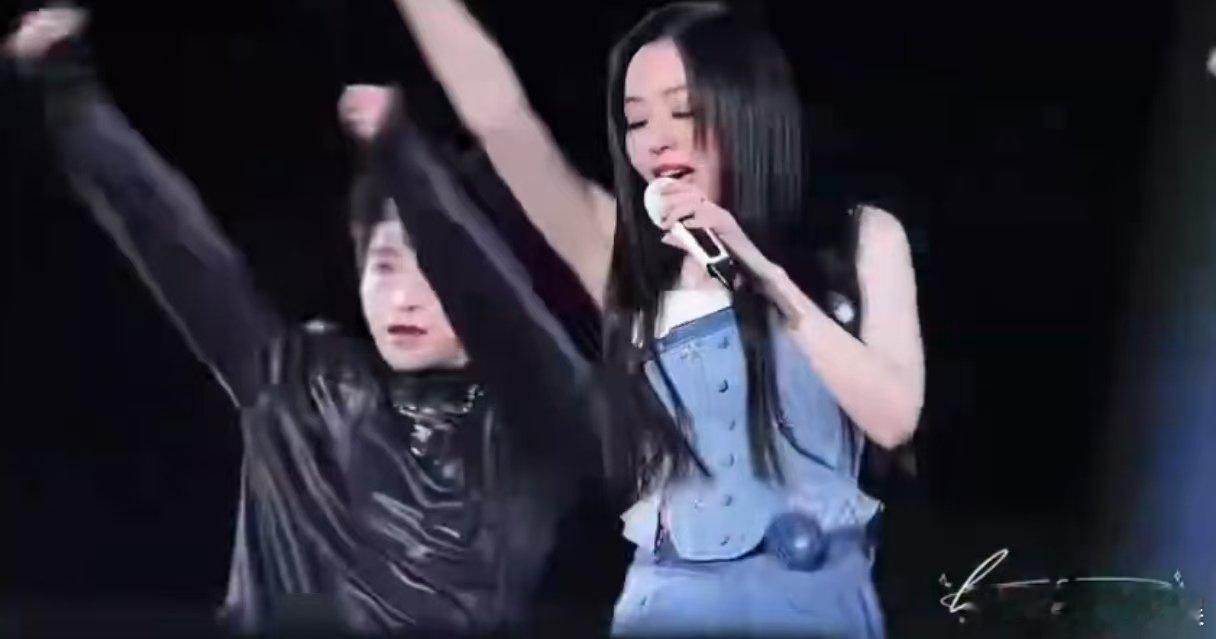 是张靓颖在唱跳么 被张靓颖《亚洲新声》唱跳舞台惊艳到！高音惊艳全场，舞蹈帅气逼人