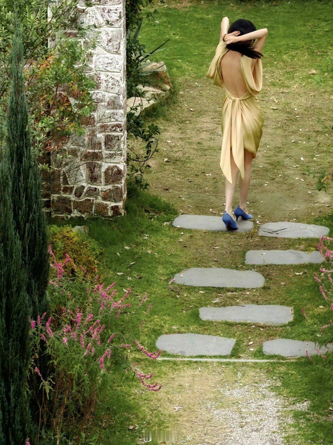 春夏把额头露出来大大方方的 自信才是最美的装饰！春夏将额头完整露出，利落发型配上