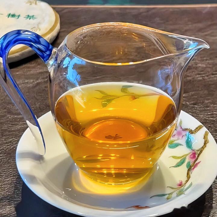 《茶时拗律》
沸汤倾盏意无涯，叶展青瓷似岁华。
厚积方知真韵显，静待始见味如霞。